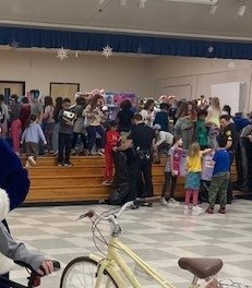RedlandOaksES's tweet image. Blue Santa visited @RedlandOaksES today to pick up toys donated to the SAPD Blue Santa Toy Drive. There were 719 toys. 3rd Grade with 199 &amp;amp; was the top grade level &amp;amp; got to help &apos;load the sleigh&apos;. Thanks to the S2S students for all the collecting &amp;amp; organizing. 🦝 @NEISD #neisd