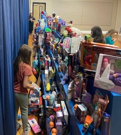 RedlandOaksES's tweet image. Blue Santa visited @RedlandOaksES today to pick up toys donated to the SAPD Blue Santa Toy Drive. There were 719 toys. 3rd Grade with 199 &amp;amp; was the top grade level &amp;amp; got to help &apos;load the sleigh&apos;. Thanks to the S2S students for all the collecting &amp;amp; organizing. 🦝 @NEISD #neisd