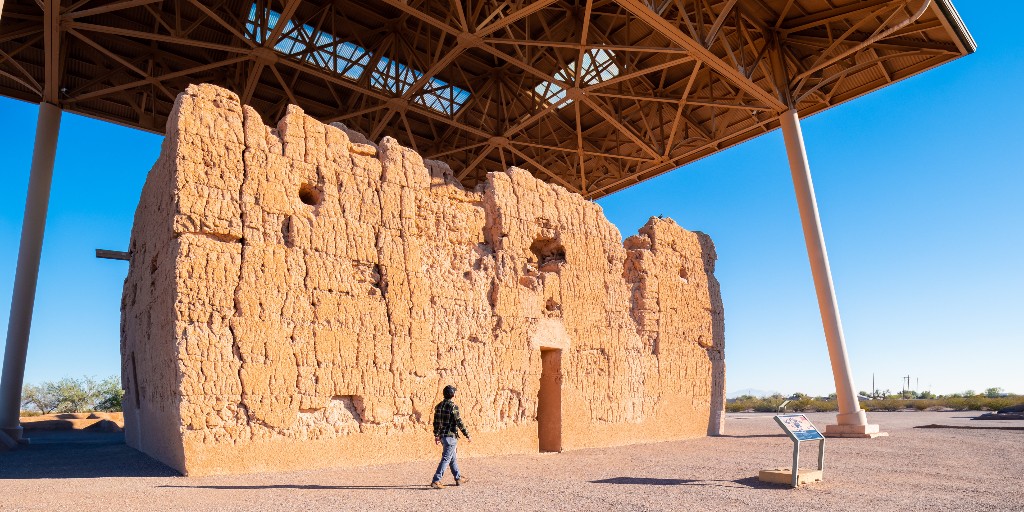 🏠 Known as the 'Great House,' this structure was built around the 14th century! Immerse yourself in historical wonders: bit.ly/3GaxbeD 📍Casa Grande Ruins National Monument @NatlParkService 📷: An Pham