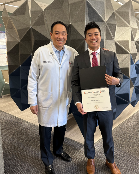 Please join us in congratulating our amazing resident, Dr. William Lee @william_ghh_lee in receiving the Rosenkrantz Award🏆 at the American Academy of Pediatrics @AmerAcadPeds! Great work! 👏👏👏 @dreskim @GenSurg_CS @CFerroneMD @CedarsSinai