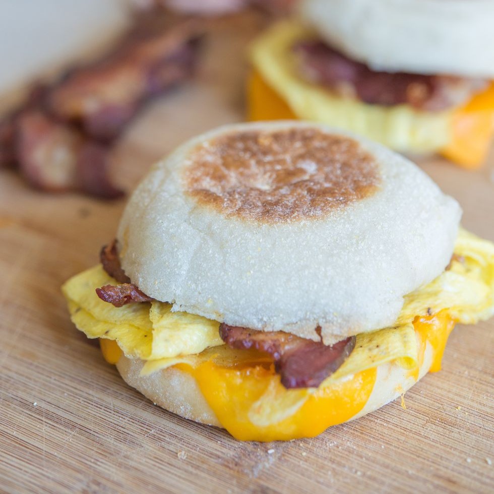 The holidays are stressful enough without having to worry about feeding the masses. Keep #breakfast simple and easy with these #647EnglishMuffin breakfast sandwiches 🥚🥓 that you can make now and freeze for later: bit.ly/3GEGcx3