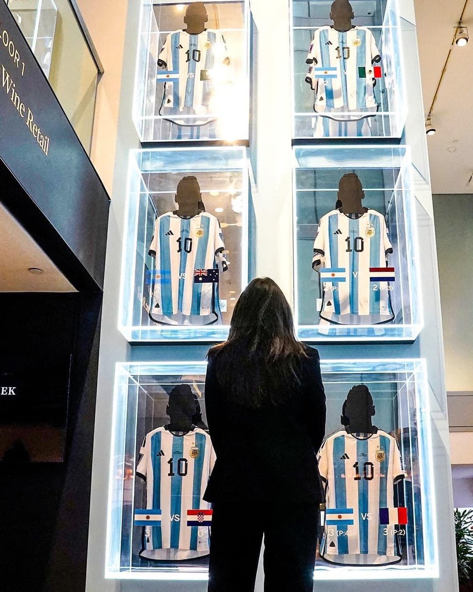 giraltpablo's tweet photo. 🇦🇷🤯 SEIS camisetas usadas por Lionel Messi en el Mundial de Qatar 2022 se vendieron por ¡7.8 MILLONES DE DÓLARES! en una subasta de Nueva York.

Una locura. 💰 https://t.co/edjC2UopOs