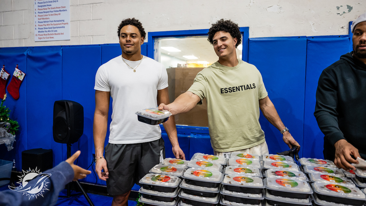 Earlier this week, @astronaut, @JJPhillips15 & @camgoode19 visited the Lester H. White Boys & Girls Club NFL YET Center to spread Holiday cheer, gifts and meals from @reggaebeets. 🎄🎁🎅 #FootballUNITES