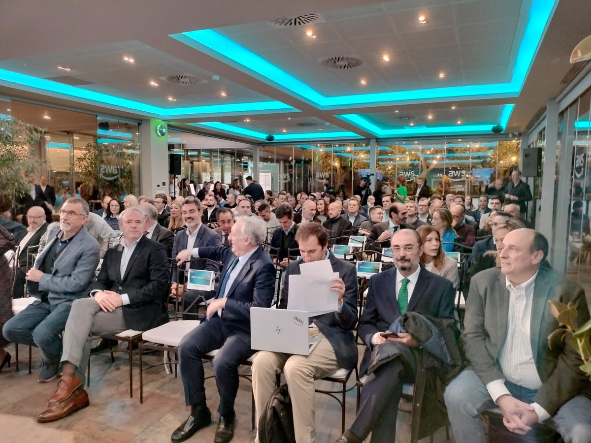 JLambanM's tweet photo. Traer a Amazon Web Services a #Aragon fue uno de los principales logros de mi Gobierno. Nos convirtió en referencia española de la economía digital.Antes de irnos, dejamos encauzada la instalación de más centros. Espero que vayan materializándose.Todo empezó en 2018 @martagaston https://t.co/fYbIpgHV30