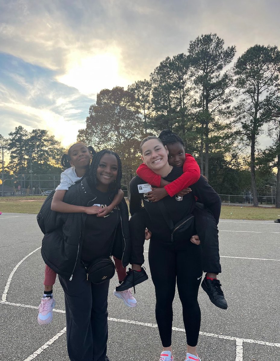 Thank you <a href="/RisingSpearNIL/">RisingSpear</a> for being able to spend time with these amazing kiddos!! 💕

Join rising spear today!  

linktr.ee/risingspear?fb…