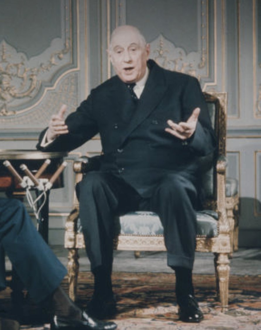 Gaullisme_Fr's tweet photo. « Je n'ai jamais parlé d'Europe des patries. [...] Chacun a sa patrie, nous avons la nôtre, les Allemands ont la leur, les Anglais ont la leur, et c'est ainsi. J'ai parlé de la coopération des États. Alors ça oui, j'en parlé. Et je crois que c'est indispensable et nous avons tâché de l'organiser à cette époque, mais ça n'a pas réussi. Et depuis, on n'a plus rien fait, excepté nous, qui avons fait quelque chose avec l'Allemagne, car nous avons solennellement, et c'était incroyable, après tout ce qui nous était arrivé, nous avons solennellement fait avec l'Allemagne, un traité de réconciliation et de coopération. Cela n'a pas non plus jusqu'à présent donné grand-chose, parce que les politiques sont les politiques des États, et qu'on ne peut pas empêcher ça.  

Alors vous avez des cris : Mais l'Europe, l'Europe supranationale, il n'y a qu'à mettre tous ensemble, il n'y a qu'à fondre tous ensemble les Français avec les Allemands, les Italiens avec les Anglais etc. Oui, vous savez, c'est commode et quelques fois, c'est assez séduisant, on va sur des chimères, on va sur des mythes. Mais ce ne sont que des chimères et des mythes. Il y a les réalités, et les réalités ne se traitent pas comme ça. Les réalités se traitent à partir d'elles-mêmes. Et c'est ce que nous nous efforçons de faire. Et c'est ce que nous nous proposons de continuer de faire.  

Si nous arrivons à surmonter l'épreuve du marché commun, et j'espère bien que nous le ferons, il faudra reprendre ce que la France a proposé en 1962 et qui n'avait pas réussi en 1961, et qui n'avait pas réussi du premier coup. C'est-à-dire l'organisation d'une coopération politique naissante entre les Etats de l'Europe Occidentale. Et à ce moment-là il est fort probable qu'un peu plus tôt, un peu plus tard, l'Angleterre viendra nous rejoindre et ce sera tout naturel. Bien entendu cette Europe-là ne sera pas, comme on dit "supranationale". Elle sera comme elle est. Elle commencera par être une coopération. Peut-être qu'après, à force de vivre ensemble, elle deviendra une confédération. Et bien je l'envisage très volontiers et ce n'est pas du tout impossible. »

Charles de Gaulle à Michel Droit, 14 décembre 1965.