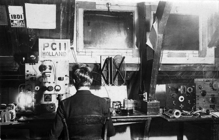 VERON_Nederland's tweet photo. In december is het Traffic Bureau actief met de call PC100II. Dit in herinnering aan de eerste intercontinentale verbinding op 113m (2653kHz) tussen PCII en 2AGB uit de VS. In de nacht van 26 op 27 dec 1923.
https://t.co/rG7ee7VjhJ
#RadioIsMagie #BeleefHetMetDeVERON #PC100II https://t.co/FJZmS1QDvR