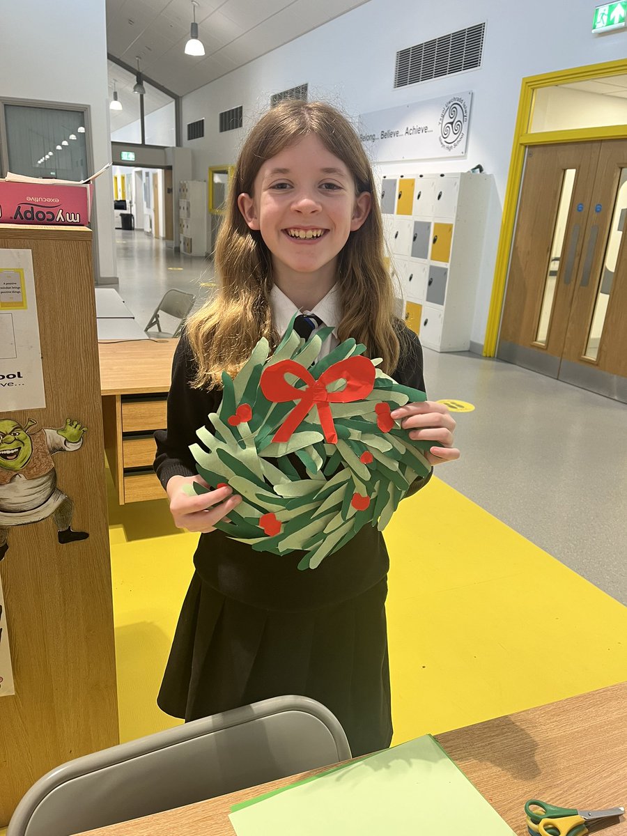 Thank you to Rebecca for all her help putting together our form Christmas wreath. 🎄😊
