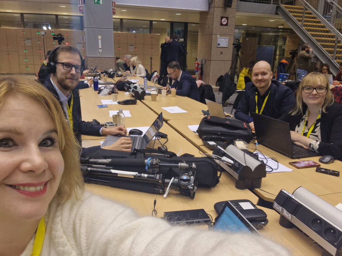 Hieno päivä olla toimittajana Brysselissä! Päästiin kollegoiden kanssa juuri kertomaan, että Eurooppa-neuvosto on päättänyt aloittaa jäsenyysneuvottelut Ukrainan ja Moldovan kanssa. Kokous jatkuu toki vielä.
 <a href="/mikkogu/">Mikko Gustafsson</a> <a href="/SannaRaitaaho/">Sanna Raita-aho</a> <a href="/puumajanne/">Janne Puumalainen</a>