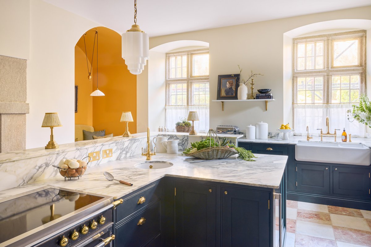 #AD Great to see not one but two of our sinks included in the main kitchen of bit.ly/langdoncourtma…. All brassware by @PerrinandRowe in polished brass. Styling bit.ly/rachelmorevest… 📸bit.ly/nicowills