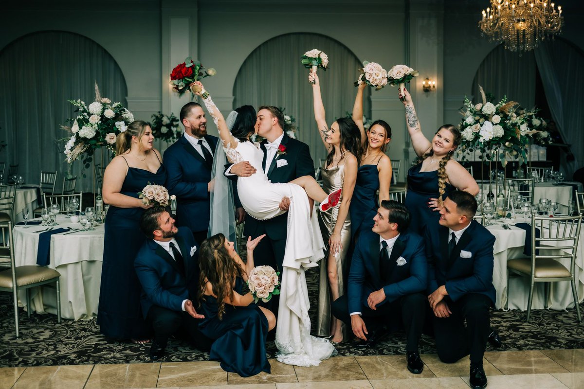 Jacey_Ellen's tweet photo. The Wedding Party 😎 https://t.co/rkgq8yTeDO