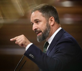 veintimillapie's tweet photo. Abascal: «Sánchez no es astuto ni hábil como la gente piensa», sino «un político sin escrúpulos». Esto supone «una ventaja competitiva sobre los políticos honrados». https://t.co/TeiP0Uk8Ql