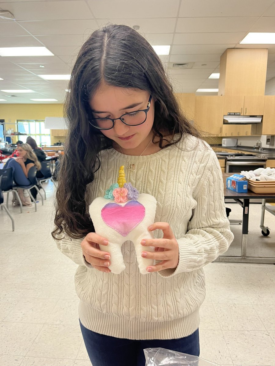 GileGina's tweet photo. Excited to deliver these to Forestbrook Elementary class, Mrs Fennington! My FACS class did an amazing job making tooth fairy pillows! @SocasteeHS @ForestbrookElem @HCSInfo https://t.co/nYMjUBK8yO