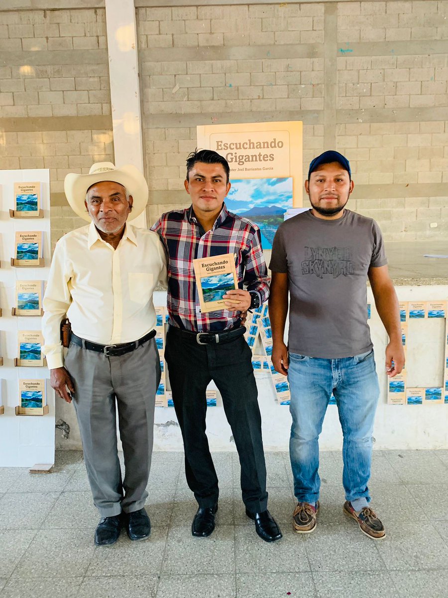 LesterBarrient5's tweet photo. Lanzamiento de mi libro "Escuchando Gigantes" fue un día de muchos nervios, pero fue muy bonito. https://t.co/wtaQUiGZWA