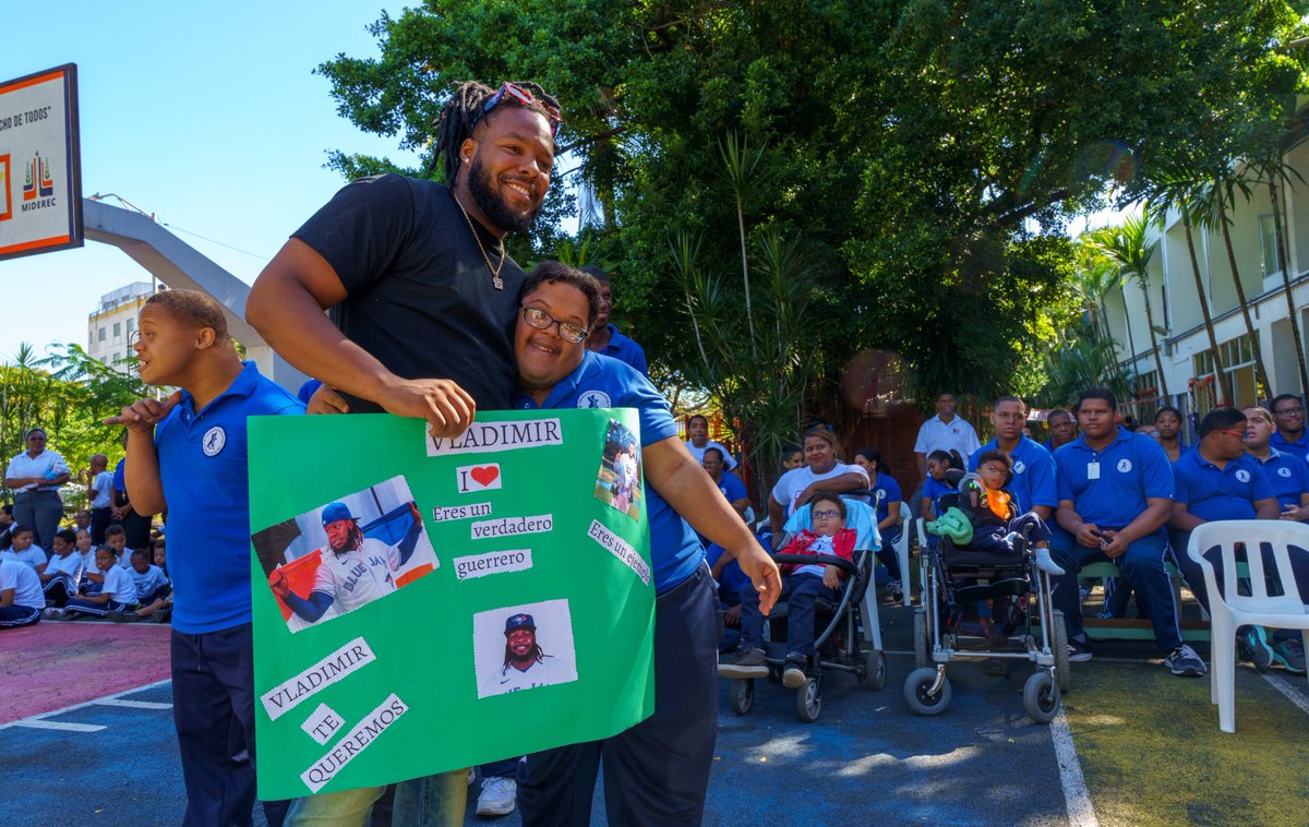 “To see these children smile fills my heart with love and joy” ❤️🇩🇴 Vladdy and his VG27 foundation - in partnership with the International Wheelchair Foundation - distributed wheelchairs to those in need in Don Gregorio, Dominican Republic.