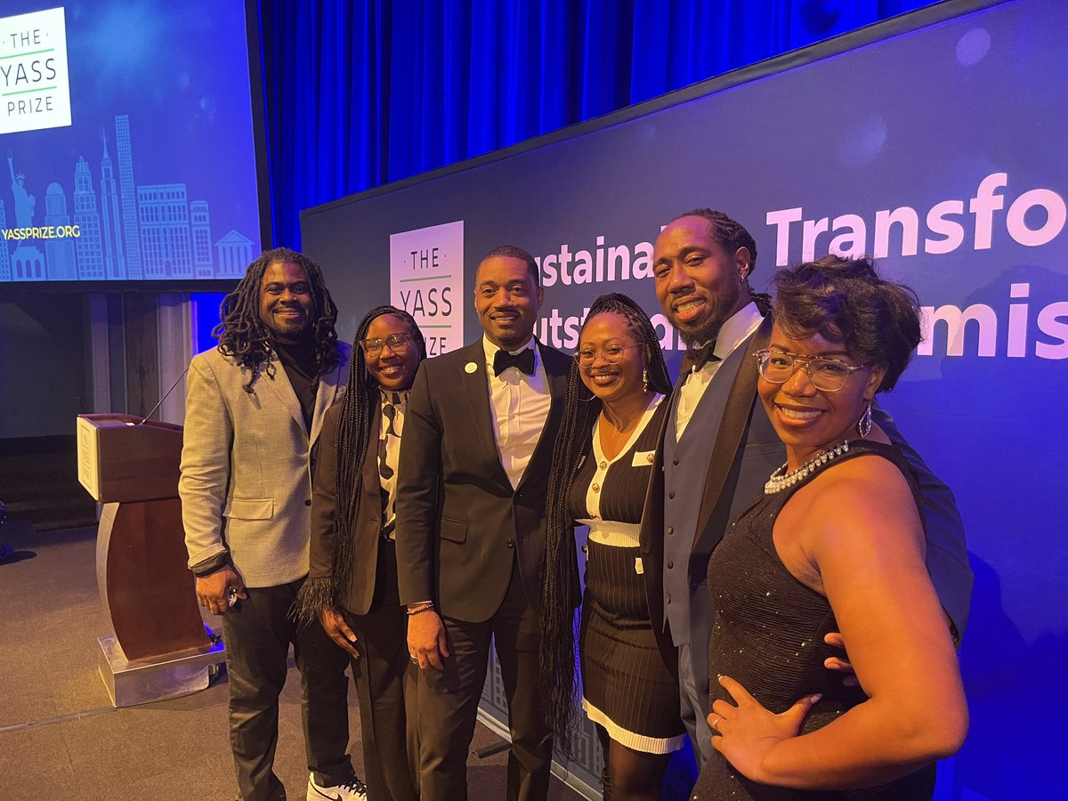 Congratulations to @valiant_cross & Anthony Brock for being a shining exemplar for what it means to be Sustaining, Transformational, Outstanding and Permissionless! Also congrats to the semi finalists! The @YassPrize alum team of ed innovators & disrupters continues to grow!!!!