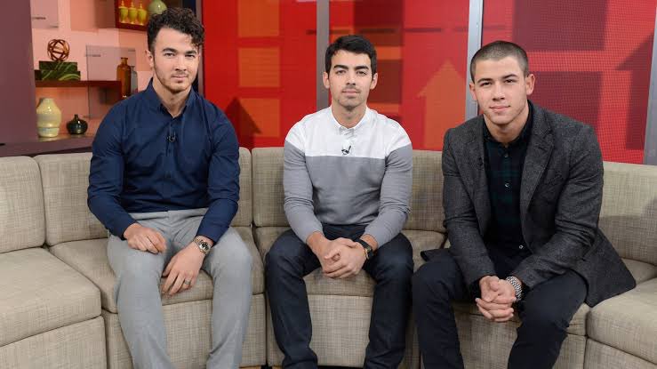 alveslah_'s tweet photo. Vivendo tranquilamente em 2023 com meu ingresso para o show, porque não foi o fim do mundo quando os Jonas brothers se separaram em 2013 (mentira, foi sim) https://t.co/7Ztp6JlUOn