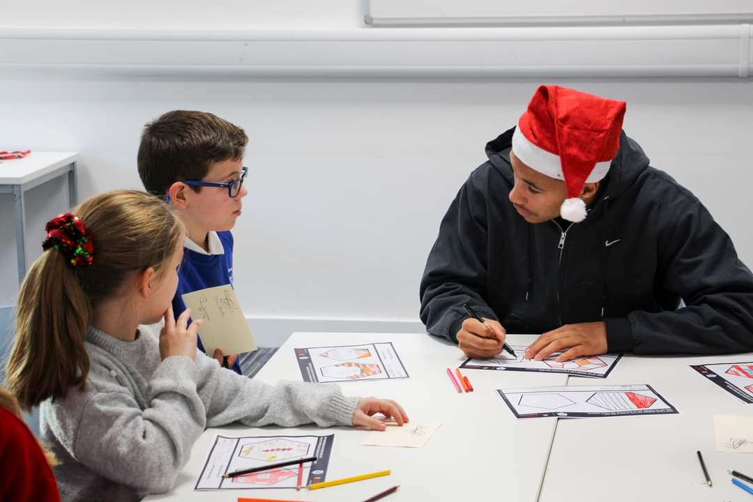 𝗛𝗮𝘃𝗶𝗻𝗴 𝗮 𝗕𝗮𝗹𝗹 ⚽️🎨 Students from @StMarysSchoolRC were treated to a visit from #SAFC stars @Jewisonoficial9 and Mason Burstow as they took part in our Design a Ball Competition today 🧑‍🎨 Great to see you Lads!👋 Full Story 👉 bit.ly/SAFCDAB