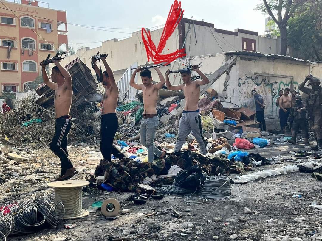 khaberni's tweet photo. هذا الشاب (والذي فوق راسه سهم احمر) طالب طب سنة رابعة واسمه "نصر عماد المدهون".
كان المدهون متطوعاً متدرباً في مستشفى كمال عدوان منذ بدء العدوان على غزة ثم اعتقله الاحتلال مع ممرض آخر وأجبروهما على تمثيل هذا المشهد على أنهم عناصر من المقاومة تستسلم وتسلم سلاحها
#خبرني https://t.co/AsdRShgrMz