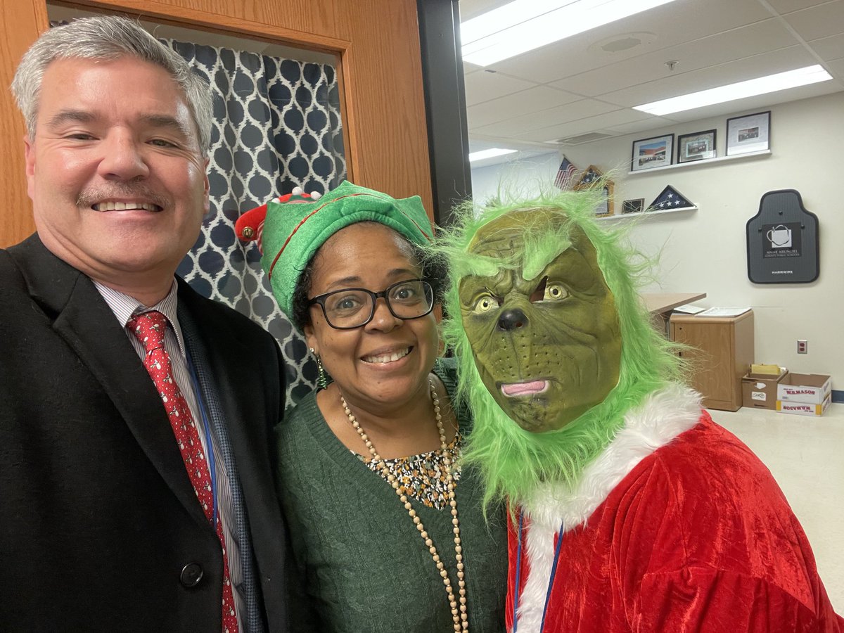 Never know what you’ll see as you’re out and about! Some strange sights at ⁦<a href="/CroftonESAACPS/">Crofton ES AACPS</a>⁩! #AACPSAwesome #AACPSFamily #BelongGrowSucceed