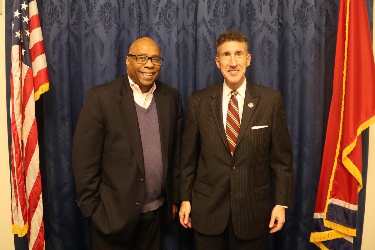 It was great to visit with the Commissioner of @TNHumanServices Clarence Carter in Washington yesterday. Thank you for working hard to improve the lives of West Tennesseans.