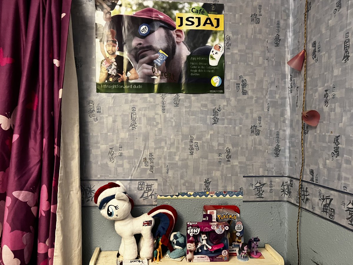 So now DJ Derek (aka DJ Rekt 😂) and <a href="/CafeJsjaj/">Café Jsjaj</a> are immortalised on my bedroom wall 🤣💚