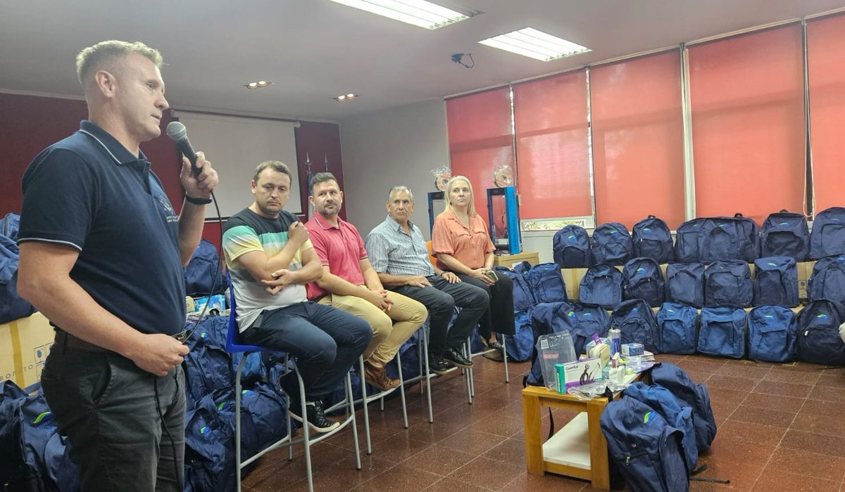 Estudiantes de la Tecnicatura Superior en Enfermería del Anexo IMES Iguazú recibieron mochilas del Programa Nacional de Formación de Enfermería – PRONAFE, con un set  de instrumentos de trabajo que les permitirá un mejor y equitativo desarrollo de las prácticas profesionales.