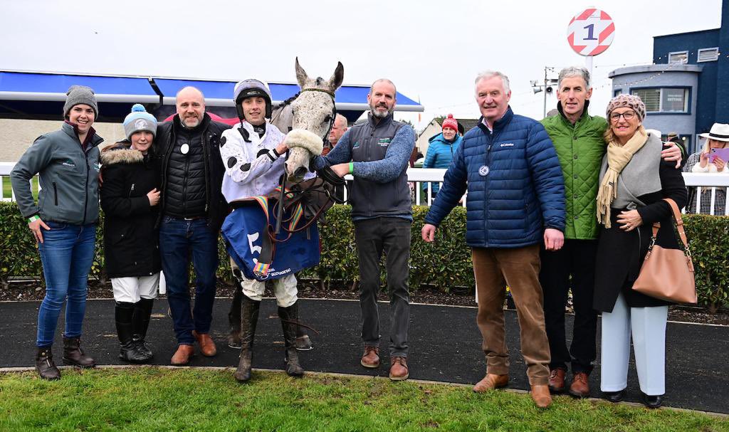 IRON ALLEN hits the line in front at @NaasRacecourse this afternoon under @eoinwalsh5536 💥 Well done to winning connections, Go For Porter Syndicate, and all the team at home 🫶 #cmcracing