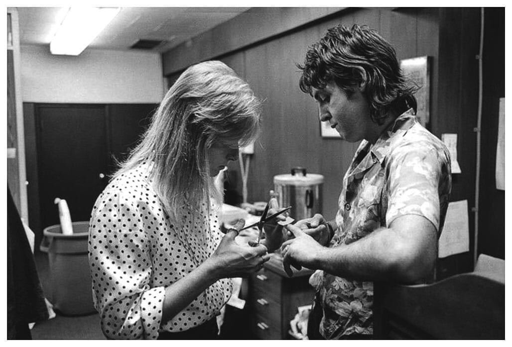 📸: Paul & Linda McCartney backstage at their Wings Over America Tour, 1976. 👐🏻✨