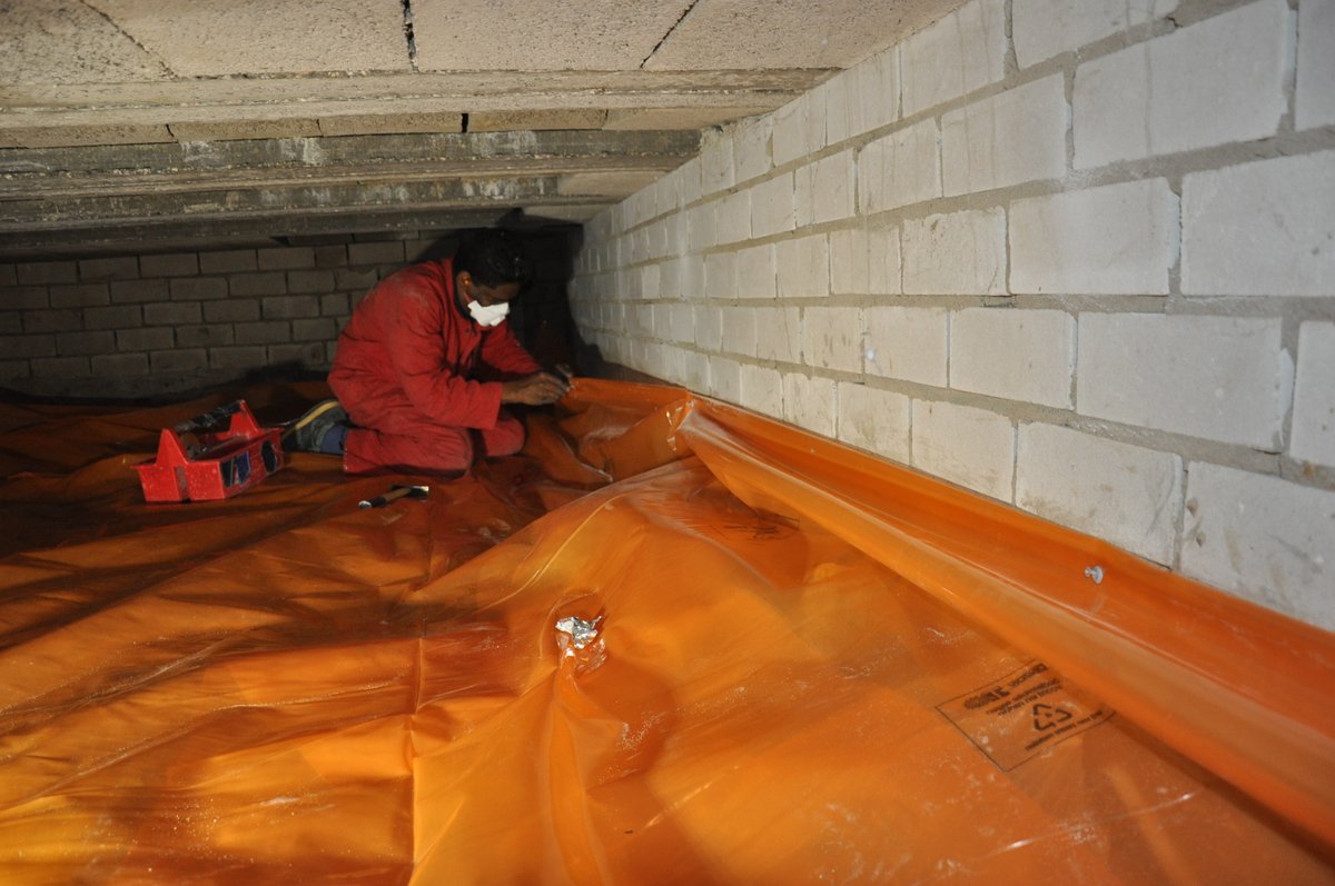 Natte of vochtige #kruipruimte? Met TONZON tover je die om in een schone, droge ruimte met de stevige woningbrede Bodemfolie. Laat het doen of doe het zelf. Een mooie klus voor in de #kerstvakantie. bit.ly/48bVKUs