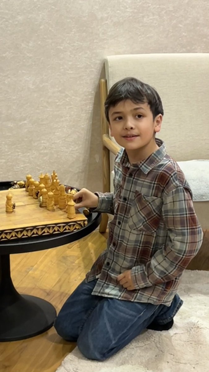 Мой 9-летний сын сейчас позвал сыграть с ним партейку в шахматы. Я сопротивляюсь, он: – Катя, однажды и ты выиграешь. Философ.