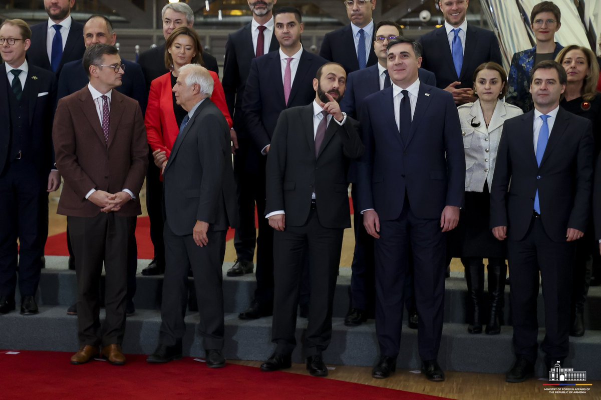 AraratMirzoyan's tweet photo. I congratulate my counterparts from #Georgia🇬🇪, #Ukraine🇺🇦 &amp; #Moldova 🇲🇩 @iliadarch, @DmytroKuleba &amp; @nicupopescu &amp; the people of three countries for landmark decisions by #EUCO. This is a historic day for the #European family, for those sharing democratic principles. https://t.co/sFAJ3s0tDL