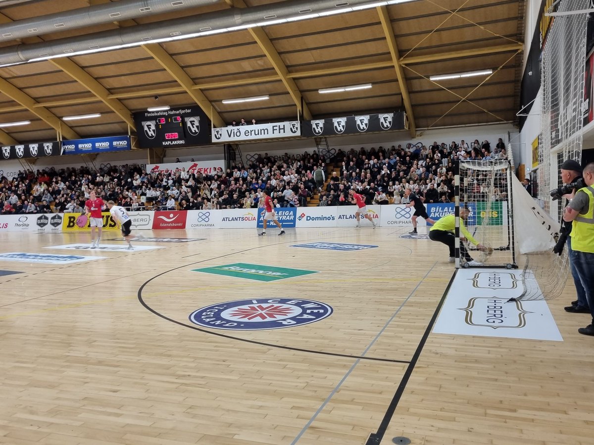 Alvöru mæting í kvöld, að vanda. 
 #handbolti #handkastid