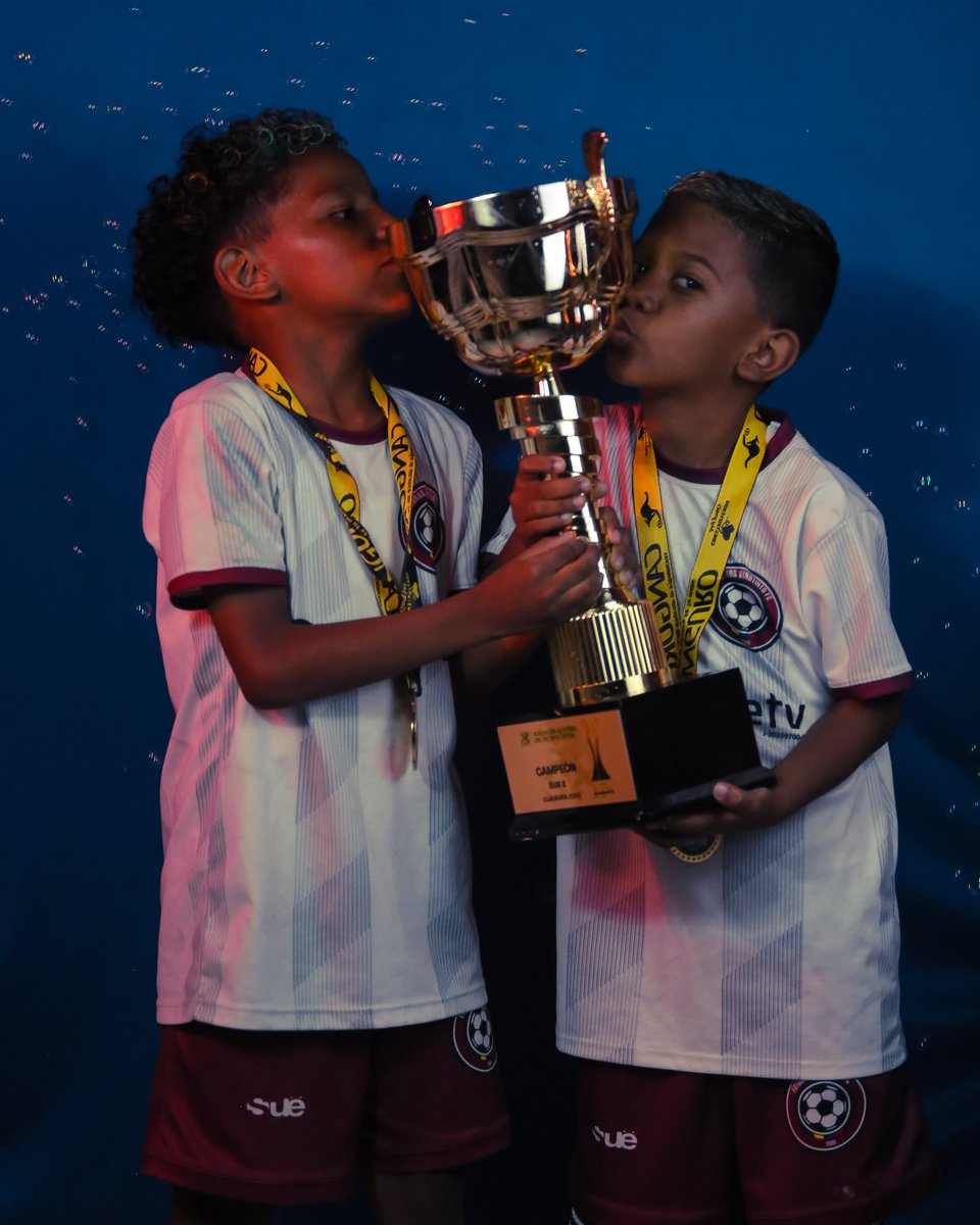 AsoFutbol_DC's tweet photo. ¡𝙂𝘼𝙇𝙀𝙍Í𝘼 𝘿𝙀 𝘾𝘼𝙈𝙋𝙀𝙊𝙉𝙀𝙎! ⚽🏆

Los más pequeños de @futurosvinotinto sonrieron ante las cámaras tras obtener la victoria frente a @fratelsasportfc en la final de la Liga @cangurove Diamante.🦘💎

#SentimientoCapitalino https://t.co/kMdz3maQdC