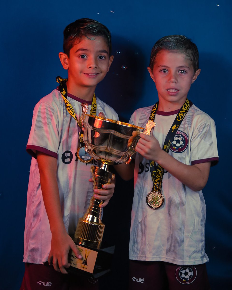AsoFutbol_DC's tweet photo. ¡𝙂𝘼𝙇𝙀𝙍Í𝘼 𝘿𝙀 𝘾𝘼𝙈𝙋𝙀𝙊𝙉𝙀𝙎! ⚽🏆

Los más pequeños de @futurosvinotinto sonrieron ante las cámaras tras obtener la victoria frente a @fratelsasportfc en la final de la Liga @cangurove Diamante.🦘💎

#SentimientoCapitalino https://t.co/kMdz3maQdC