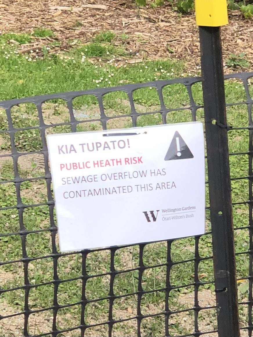 Perhaps the government has a point in putting the English version first in big bold letters. From a short distance all that is legible on this notice is “Kia Tupato” not “Public Health Risk”