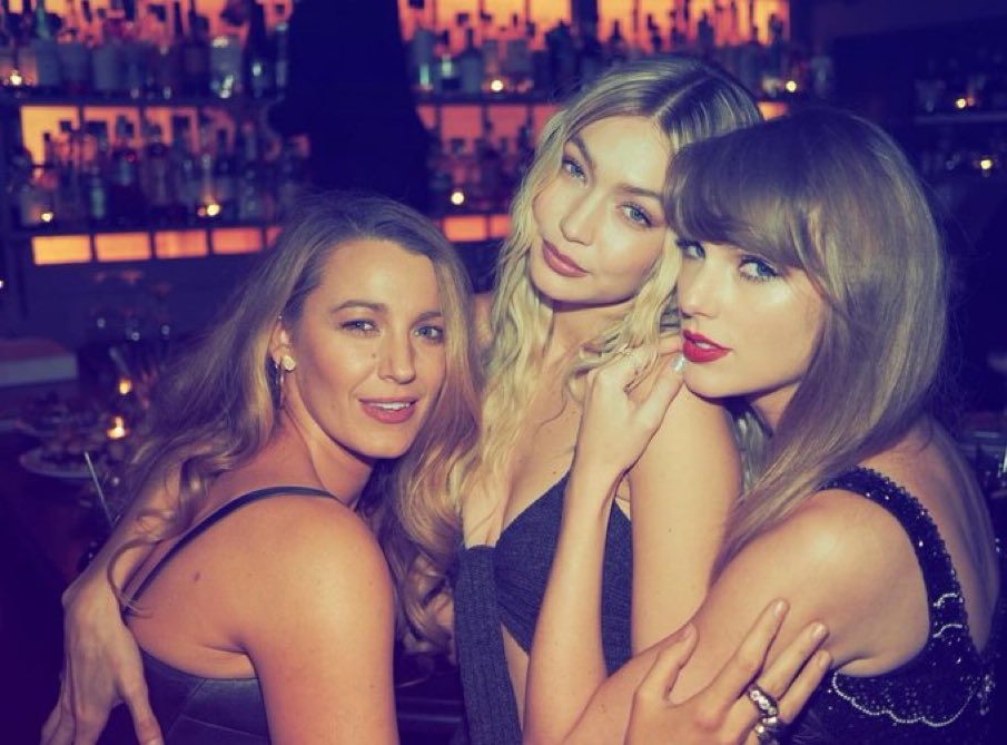 tracklist's tweet image. O TRIO! Taylor Swift em sua festa de aniversário com Blake Lively e Gigi Hadid.