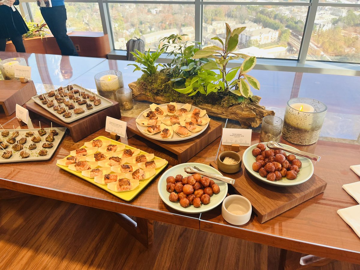 jackiedavissays's tweet photo. On the @Salesforce #Atlanta #OhanaFloor with @CurryCravings 🌶️
📚 #BookTalk
👩🏽‍🍳 #CookingDemonstration
🍽️ #CulinaryTasting
🇮🇳 Chef Nandita Godbole shared how to infuse classic #Indian flavors with a modern twist! 
#SalesforceCulinary #Culture #Foodie #EmployeeExperience #Fun https://t.co/KG0JlbJ0Nm