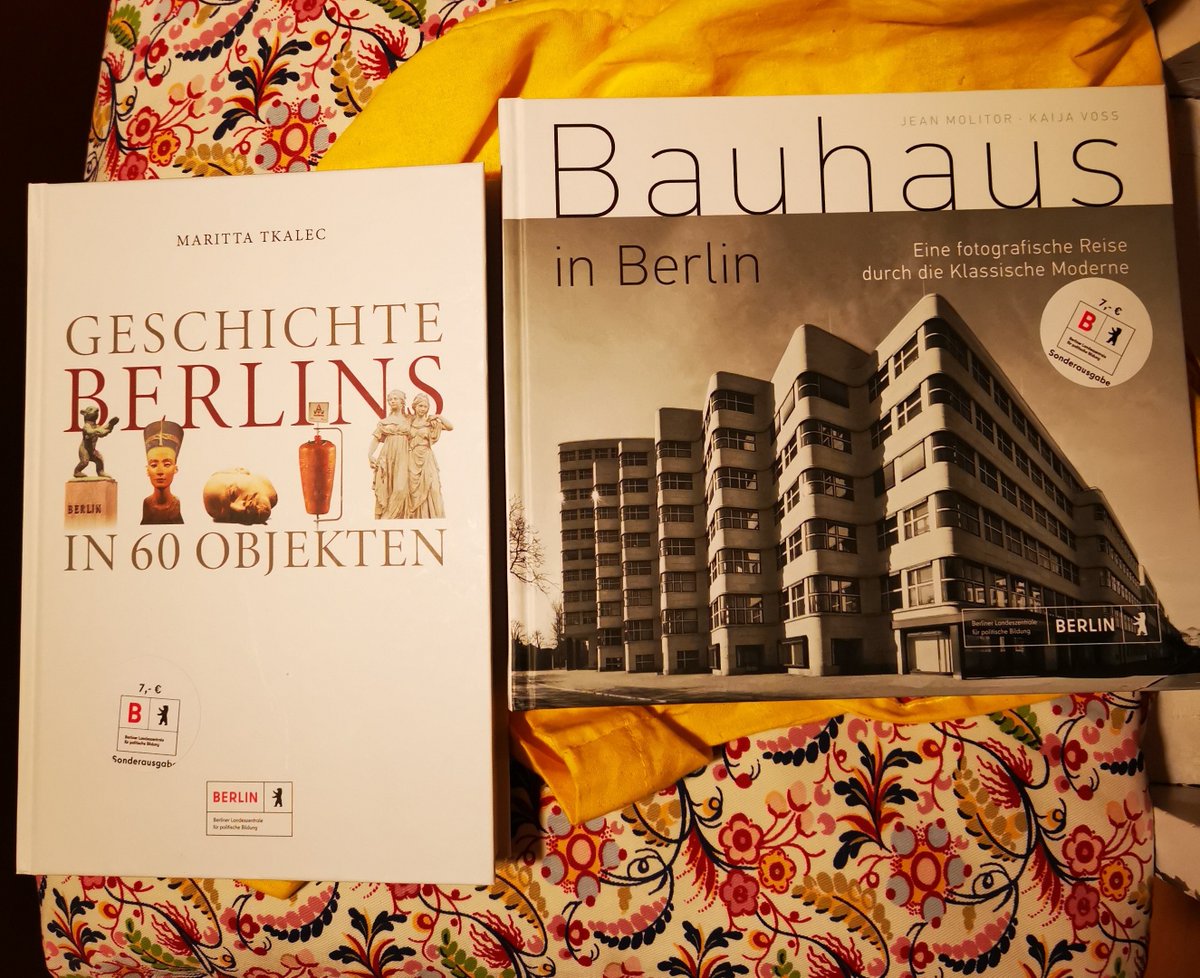 das linke Buch wollte ich schon lange haben, hätte es mir aber nie gekauft. dank @BeLapoBi wächst der Bücherberg doch noch weiter (ansonsten @zlb_Berlin) 
2x🧡💛