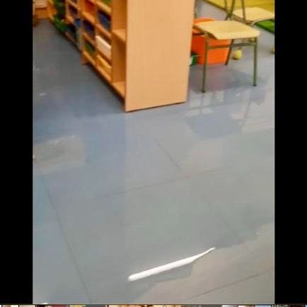 chumo79's tweet photo. @Ale_Navarro_trj @pptorrejonardoz @Ayto_Torrejon Los colegios públicos necesitan muchas reparaciones, ahora mismos así están en el Vicente Aleixandre, por favor son niños y profesores los que aguantan todos los días estas humedades insalubres. https://t.co/lq0i5mOZfm