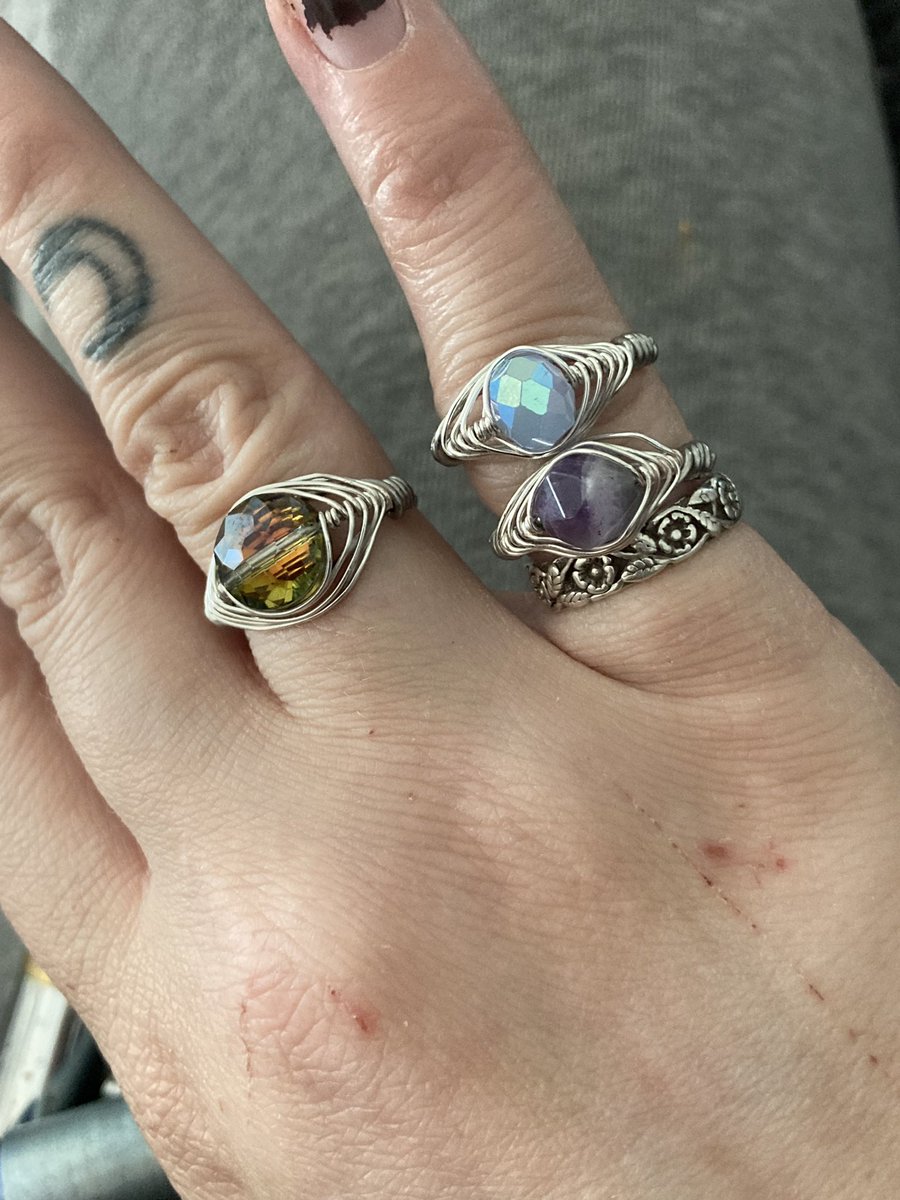 learning how to wire wrap rings…

#wirewrapping #diyjewelry #rings #ringmaking #jewelrymaking #crafty