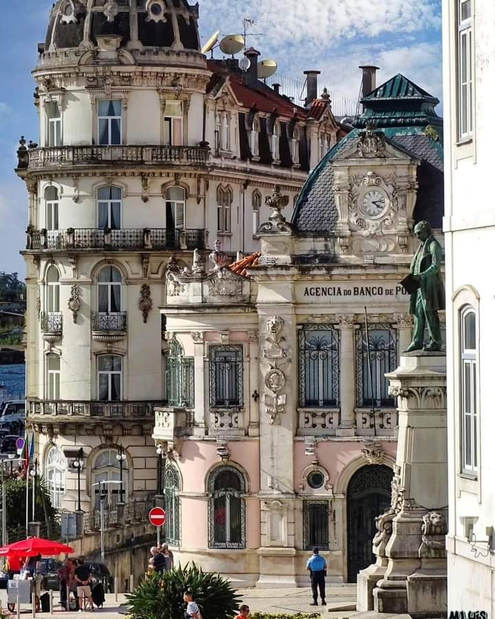 Cidade romântica e encantadora. Cidade dos estudantes, de Pedro e Inês, cidade dos poetas, a bela cidade de Coimbra. Viver Portugal com mais encanto.