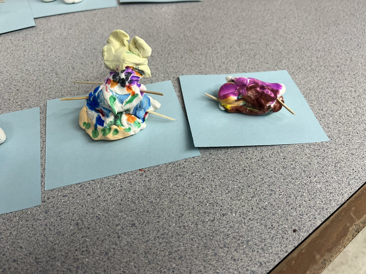 Kindergarten artists mastered creating spheres! Using model magic students built snowmen ⛄️ ❄️ @frps_Doran @FRPSFinePerArts