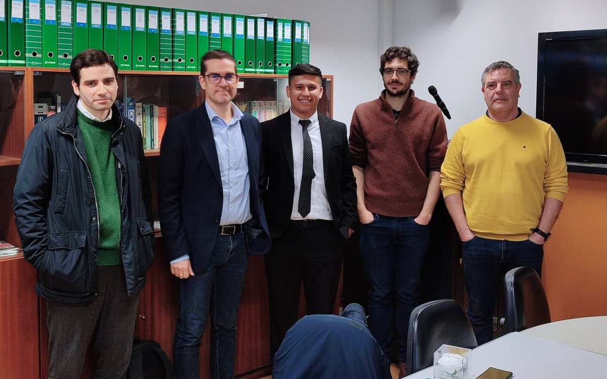 Congrats to @Leander_Reascos for having successfully defended his Master thesis on Quantum simulation in @UMinho_Oficial. In the picture, with members of the Jury, Rui Soares Barbosa (from the @QLOC_INL at @INLnano  Prof. Luis Paulo Santos (U. Minho and  INL), and Bruno Murta,