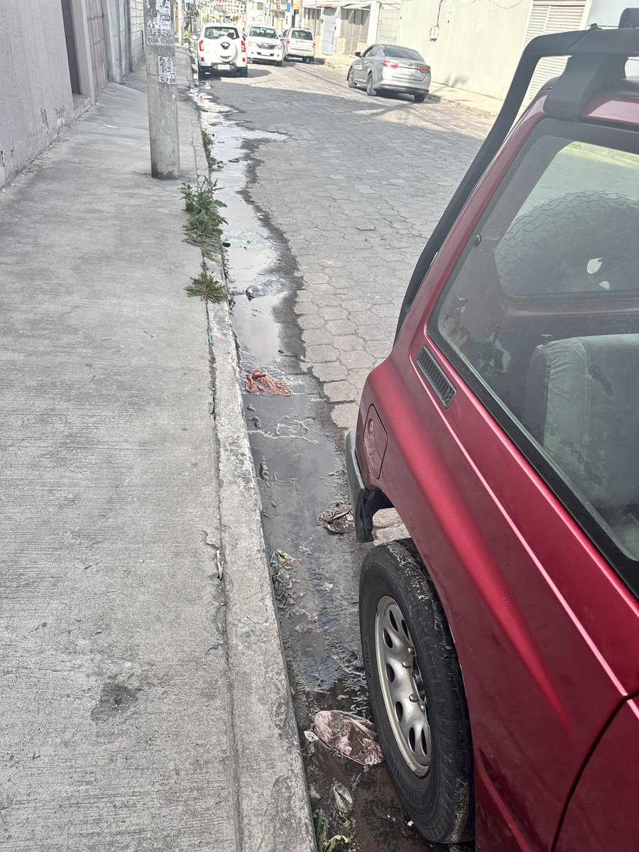 Joha1010's tweet photo. Esta fuga de agua lleva más de 15 días se ha reportado más de 20 veces, hemos llamado en varias ocasiones y nada, cuando van a dar respuesta y solucion @aguadequito https://t.co/OdJfRGNBL3