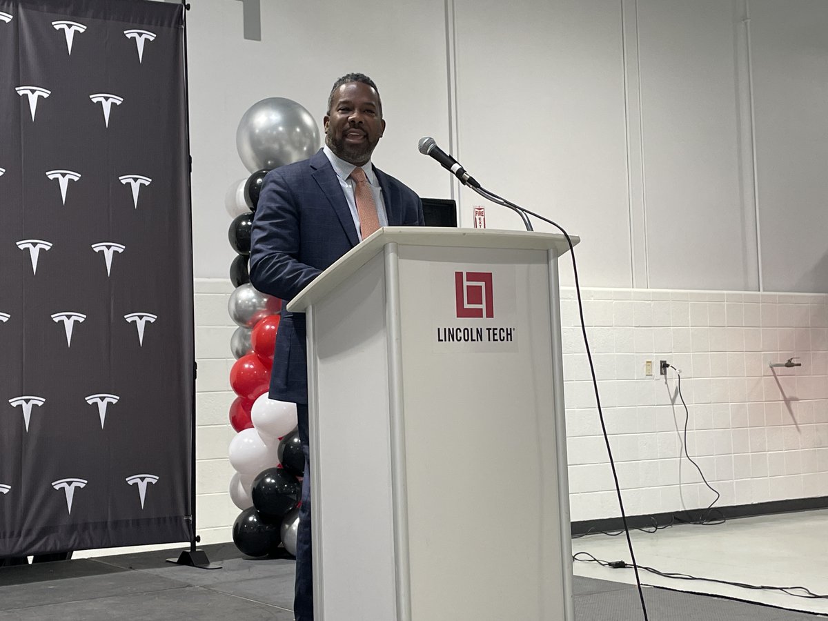 MDOT's <a href="/TonyBridges41/">Tony Bridges</a> congratulated the inaugural class of <a href="/LincolnTech/">Lincoln Tech</a>’s <a href="/Tesla/">Tesla</a>
 technician program in Columbia. He said the grads are the “next generation of skilled workers… taking the charge” to help the state achieve its greenhouse gas goals. #MDOTgreen