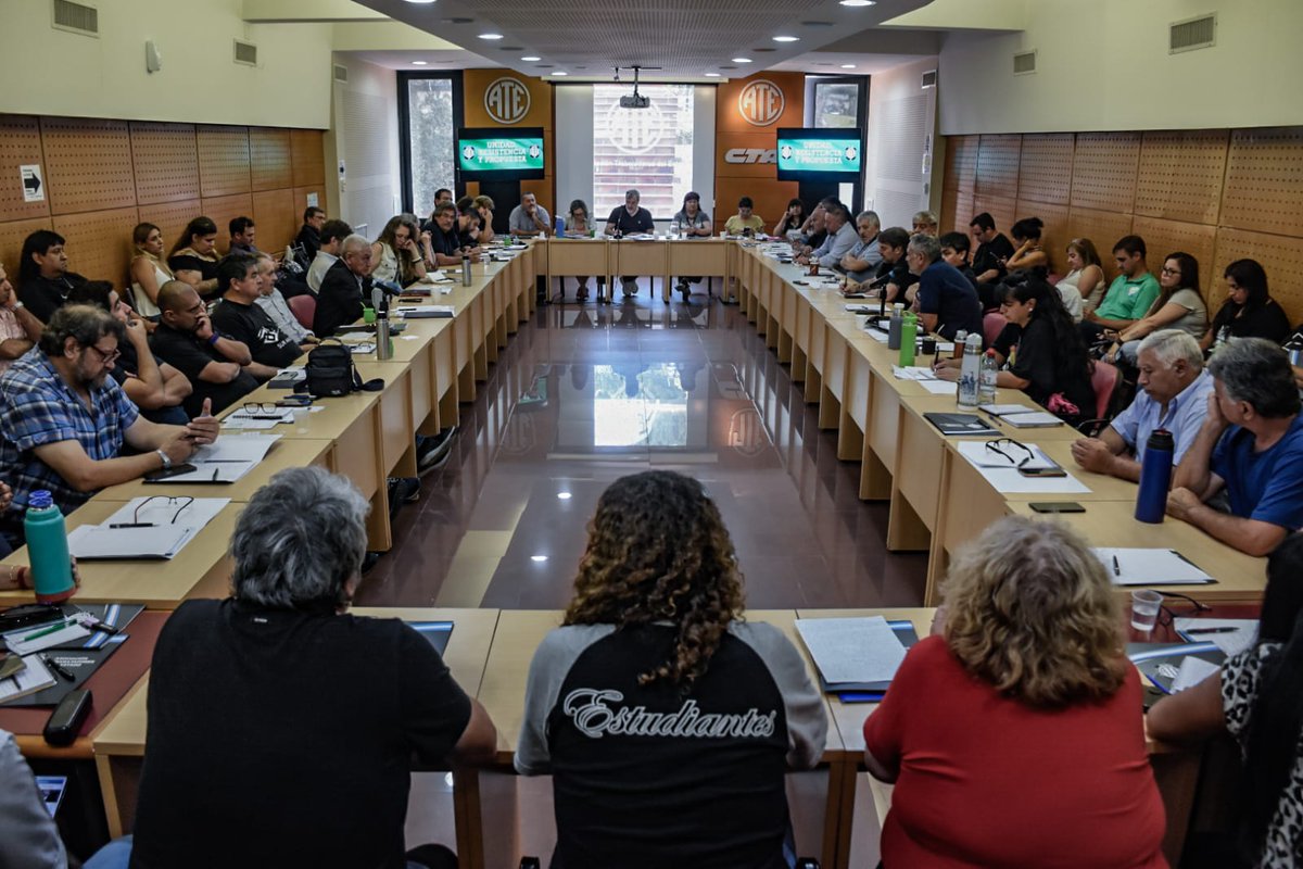 rodoaguiar's tweet image. Definimos un plan de acción contra el #ajustazo y pedimos la reapertura inmediata de todas las #paritarias

Desde #ATE decidimos plantarnos contra el ajustazo. Hemos sido mandatados para definir medidas de acción directa. Milei ganó la elección, después esperamos que asuma y…