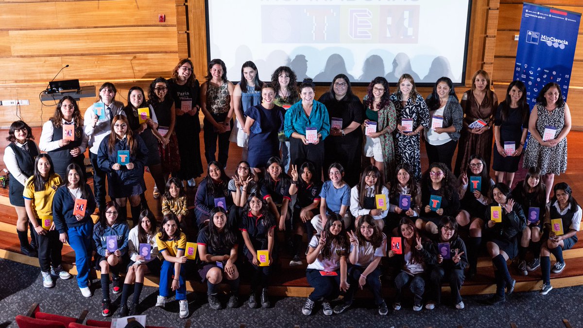 Junto a la ministra @TotiOrellanaG lanzamos Inspiradoras STEM 💜 una colección de 4 librillos que entregaremos en escuelas a nivel nacional para promover el conocimiento y una #CienciaConTodas a través de biografías de investigadoras de distintas disciplinas y regiones del país💪