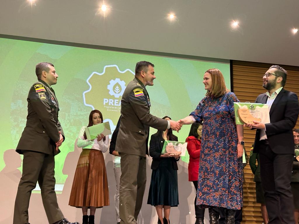 GaulaPolicia's tweet photo. Nos enorgullece compartir que hemos sido reconocidos por la @SecrAmbienteBG en la Categoría: 'Élite'🏆. Por nuestro excelente desempeño en la gestión ambiental, demostrando nuestro compromiso inquebrantable por disminuir los impactos negativos al medio ambiente. #PREAD 🌍🌱🇨🇴🦅 https://t.co/Prr1ur6BDj