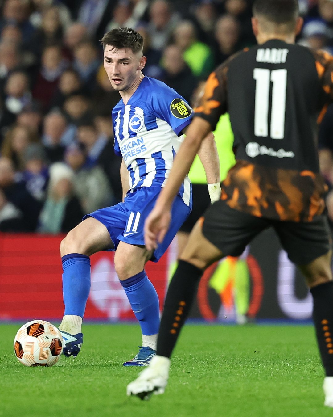 Billy plays a pass against Marseille. Keep pushing, Albion!